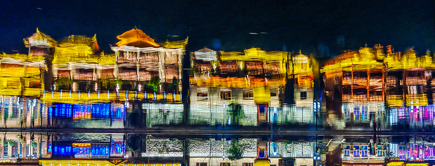 hk_c_1、《畫意古城》1月15日晚攝於湖南省鳳凰縣。五彩斑斕的古城倒影犹如一幅美麗的油畫。.jpg