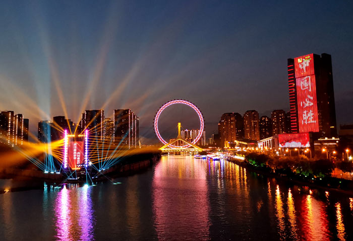 hk_c_天津之眼摩天輪，是天津的標誌性建築。河口處的燈光，是鼓勵人們戰勝疫情專門設計的。高大建築上的燈光，分明寫着，中國必勝！張繼明.jpg