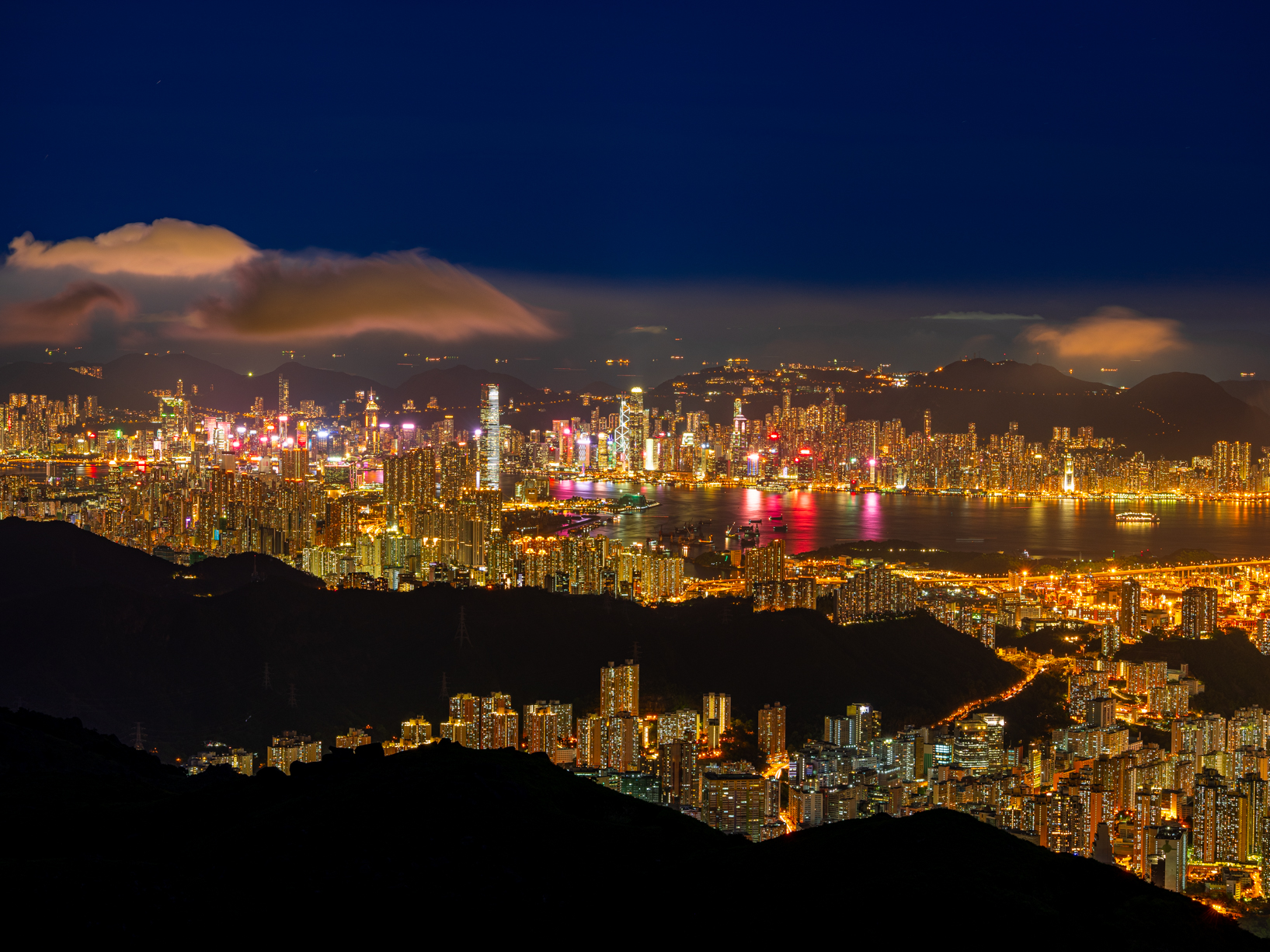 hk_c_香港的夜景享負盛名，無論是港島區璀璨燈飾，還是九龍區的萬家燈火，都亮麗奪目。 但很多人只知道維多利亞山（太平山）是香港必去看夜景的。攝於大帽山山頂.jpg