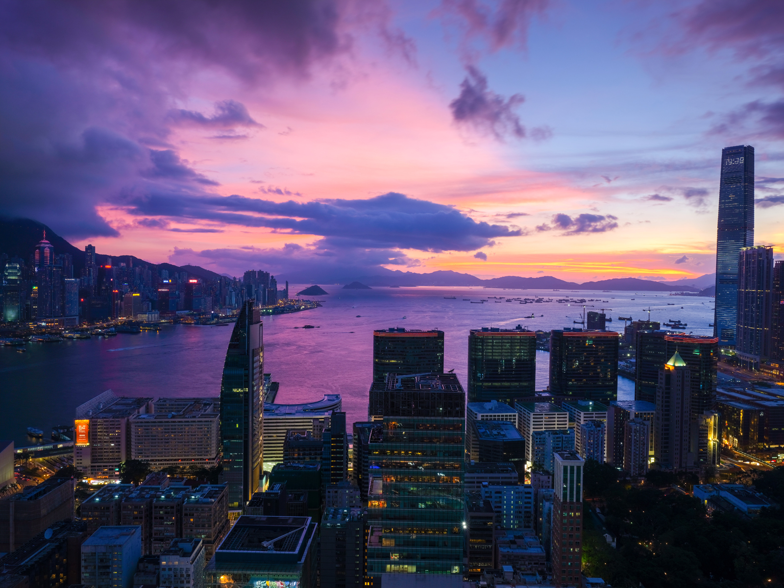 hk_c_醉美維港 夜色旖旎，夜幕下的香港天際線是全球最美的夜景之一。.jpg