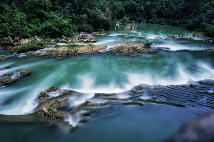hk_c_黃果樹瀑布下遊的碧水彷彿是自然界天然的綠色寶石 金佩輝.jpg