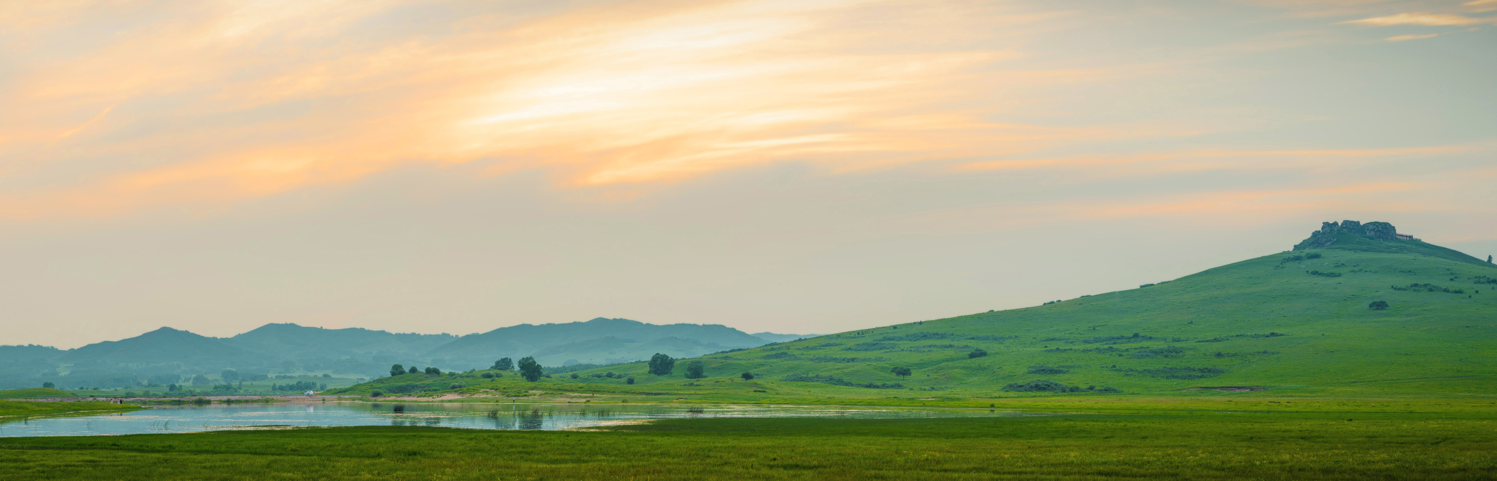 hk_c_懸浮的藍寶石 烏蘭布統大草原  大軍.jpg