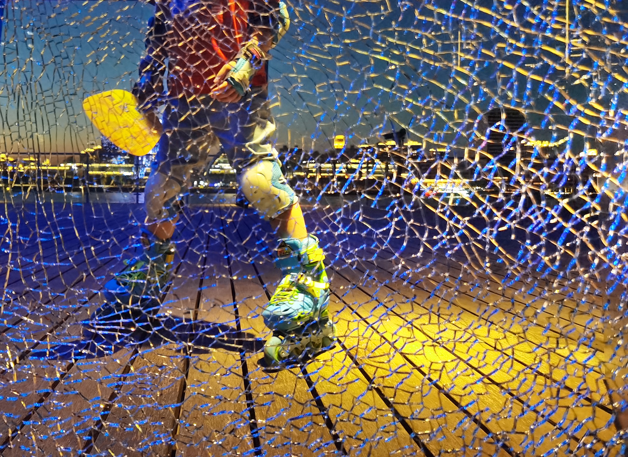 hk_c_路遇-上海黃浦江濱江大道，一位小孩穿着滑輪鞋經過破碎的玻璃欄杆。 范生華.jpeg