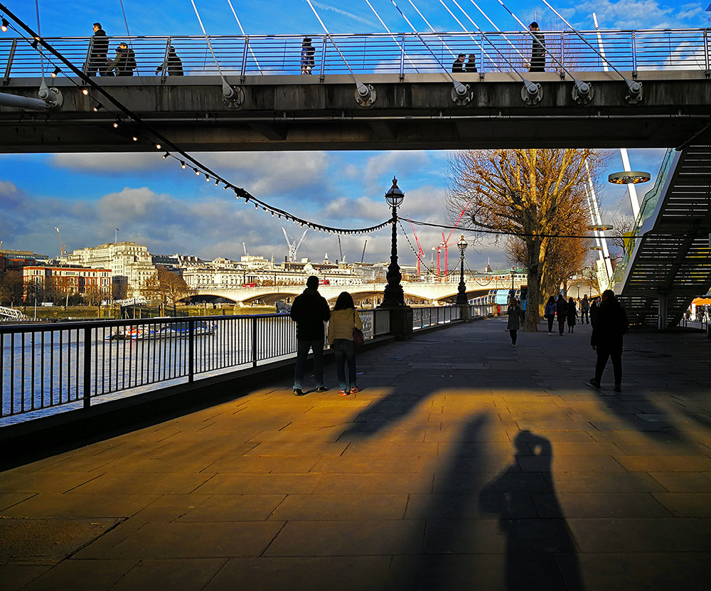 hk_c_倫敦路與橋 英國倫敦。夕陽下的泰晤士河邊的路與橋。.jpg