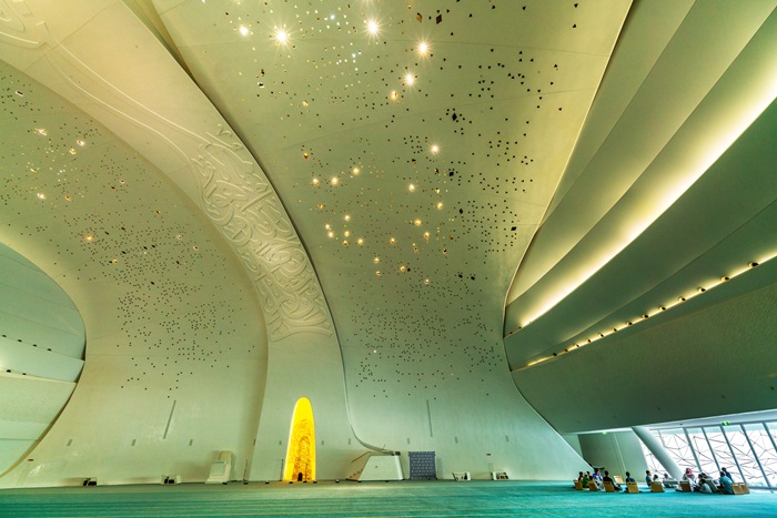 hk_c_錢萍《冥想之地》這是卡塔爾大學城清真寺內廳，其獨有的、富有濃郁藝術氣息的白色星空天頂和燈光效果足以讓你靜下心來冥想和沉思。.jpg