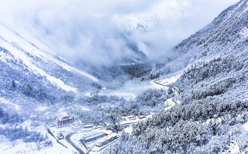 hk_c_山坳雪霏---攝於西藏墨脫公路--周雪春.jpg