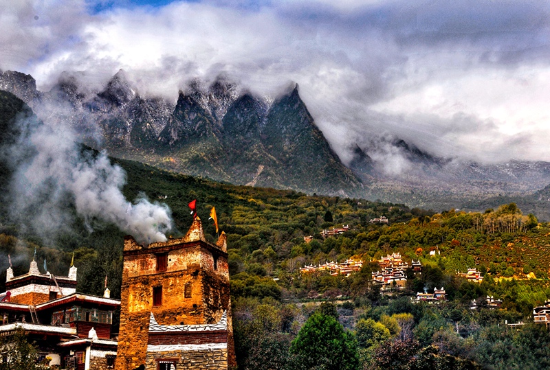 hk_c_大山裡的藏寨 川西丹巴.墨爾多神山 吉久利.jpg