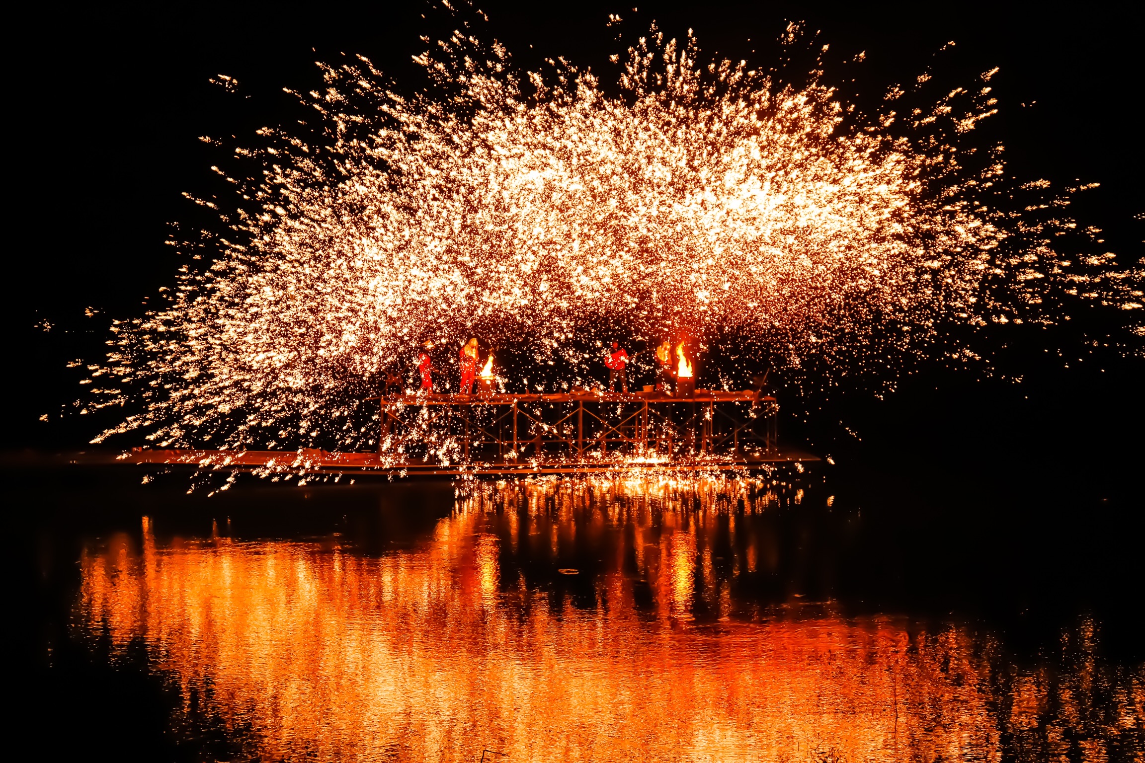 hk_c_新春期間打鐵花秀 攝影：張錦紅.jpeg