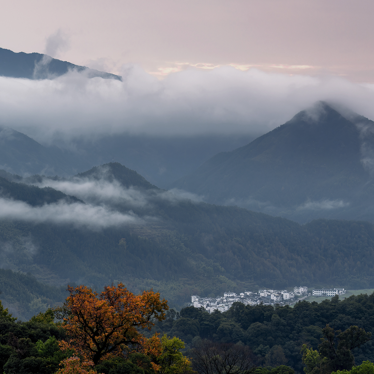 hk_c_雲霧繞山行 江西江灣 劉國選.jpg