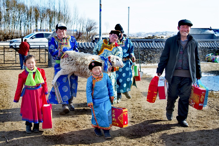 hk_c_拜 年 內蒙古貢格爾草原上的牧民拜年掠影 吉久利.jpg