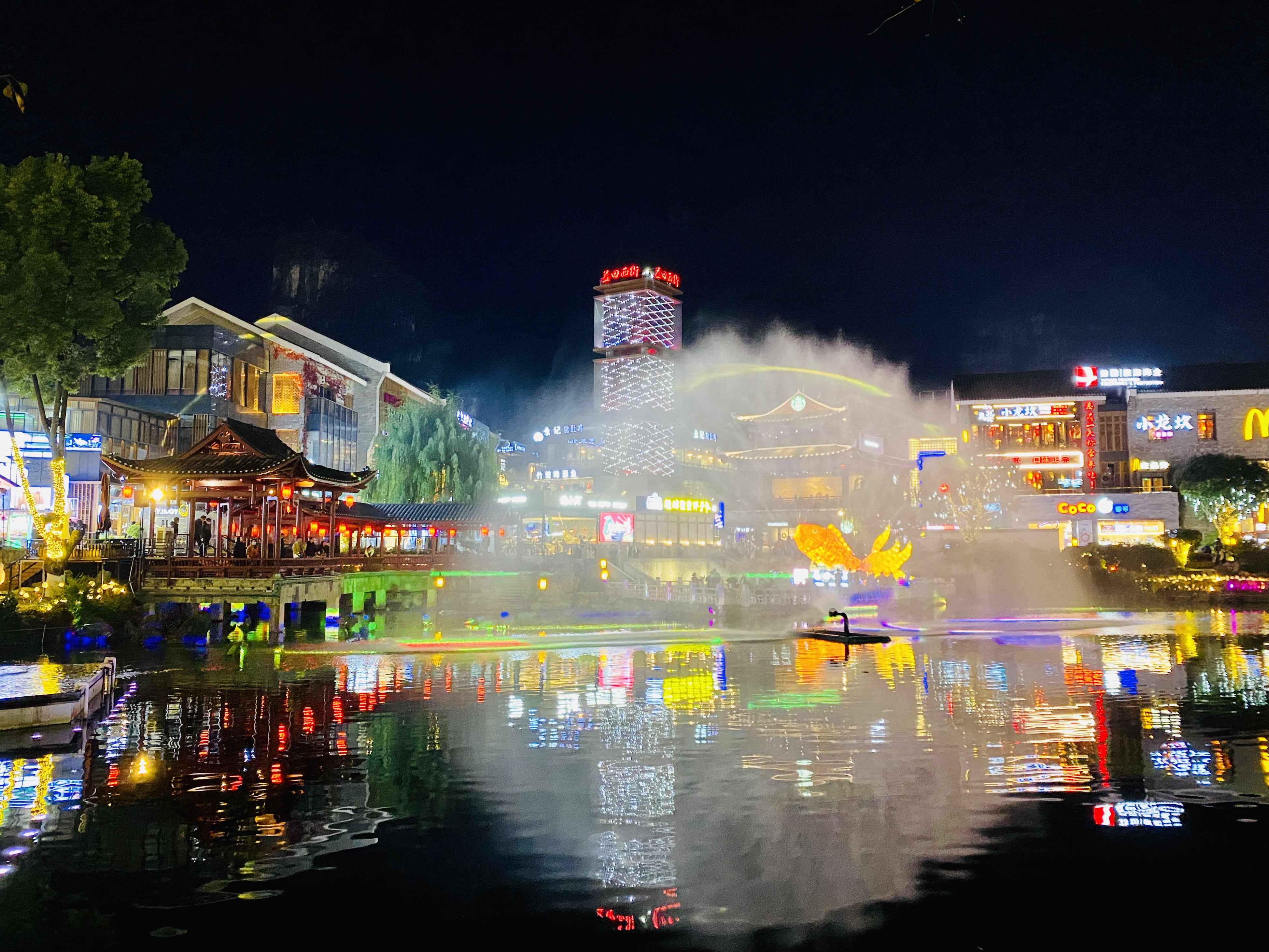 hk_c_陽朔西街的夜景 建賓.jpeg