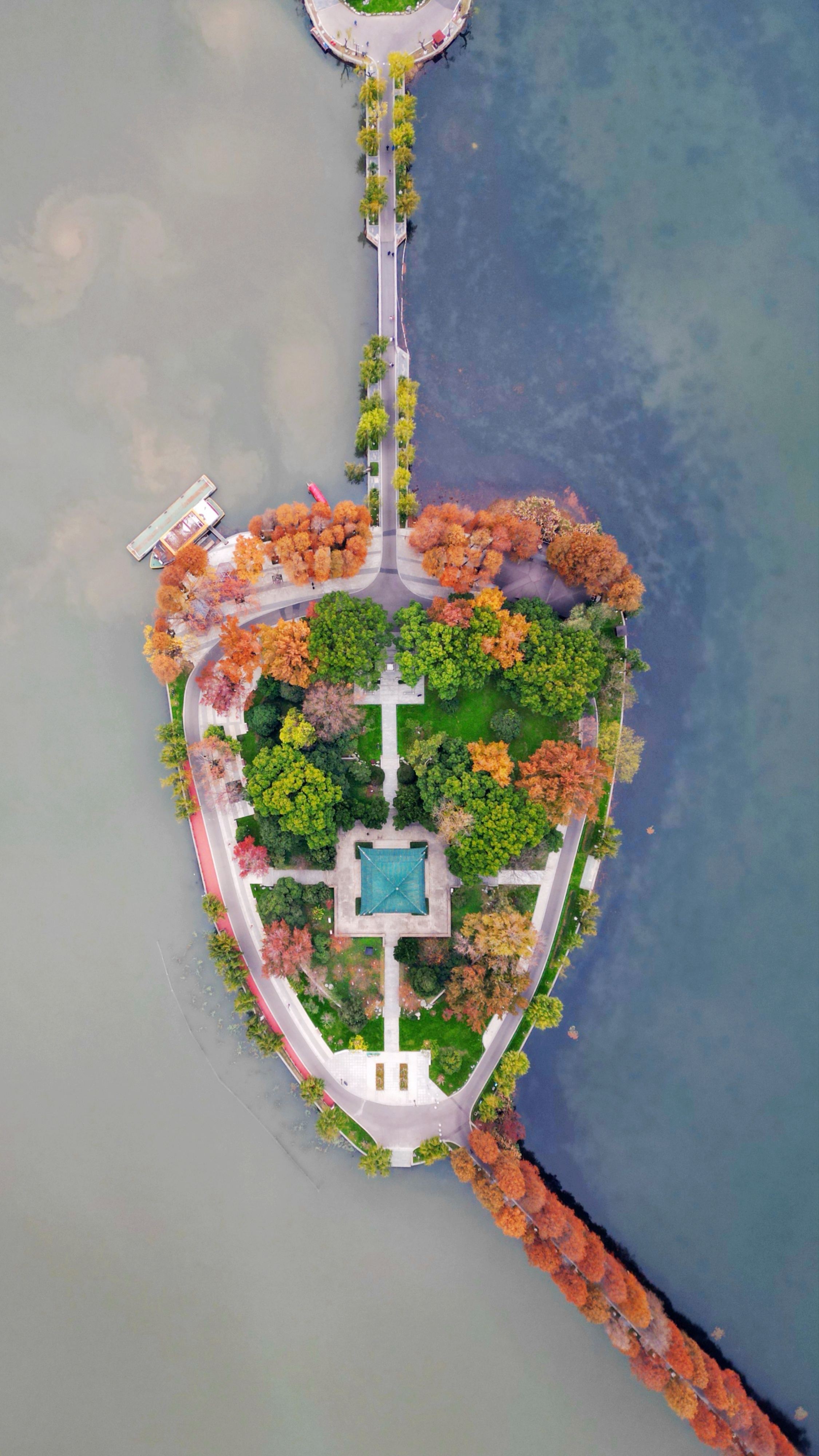 hk_c_東湖的雞心項鏈--漢東湖是中國最大的城中湖，湖中有許多小島，待到秋天時，小島的樹分五顏六色。這個小島犹如雞心項鏈，雞心上還鑲嵌着五顏六色的樹，最中間竟然是一顆寶藍色的寶石，這種風景有多美？--安娜.jpeg