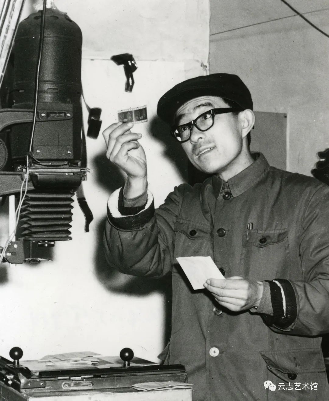 hk_c_1、1971年，侯賀良在濟南第八機床廠宣傳科暗房工作照（自拍）。.jpg