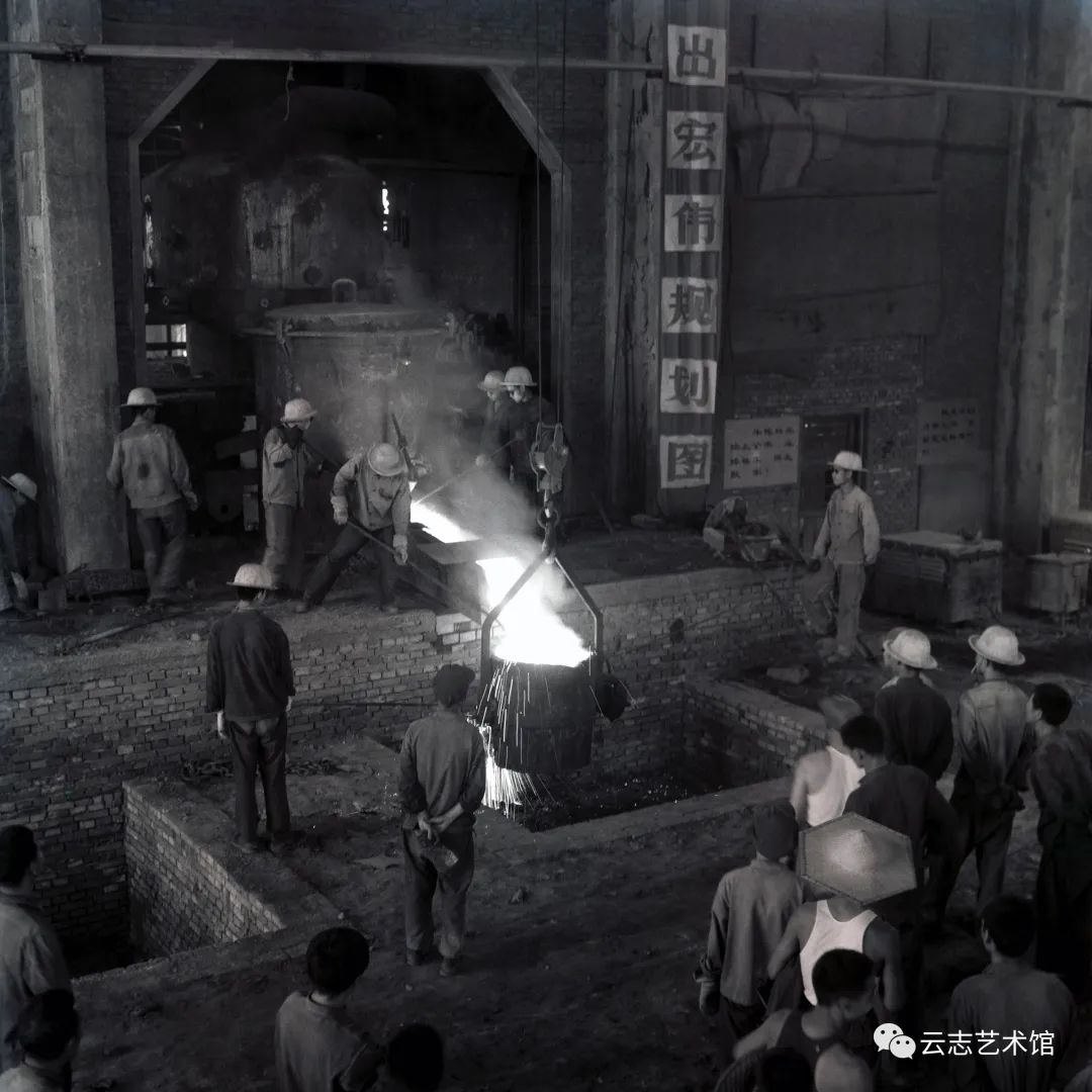 hk_c_2、1976年，濟南第八機床廠鑄造車間大爐出鐵。.jpg