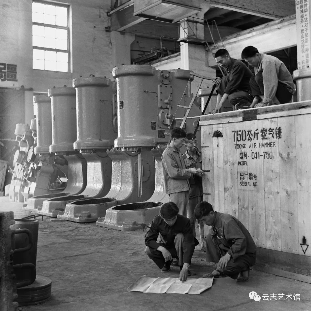 hk_c_3、濟南第八機床廠生產的750公斤空氣錘，正在包裝準備出口至國外市場，攝於1976年。.jpg