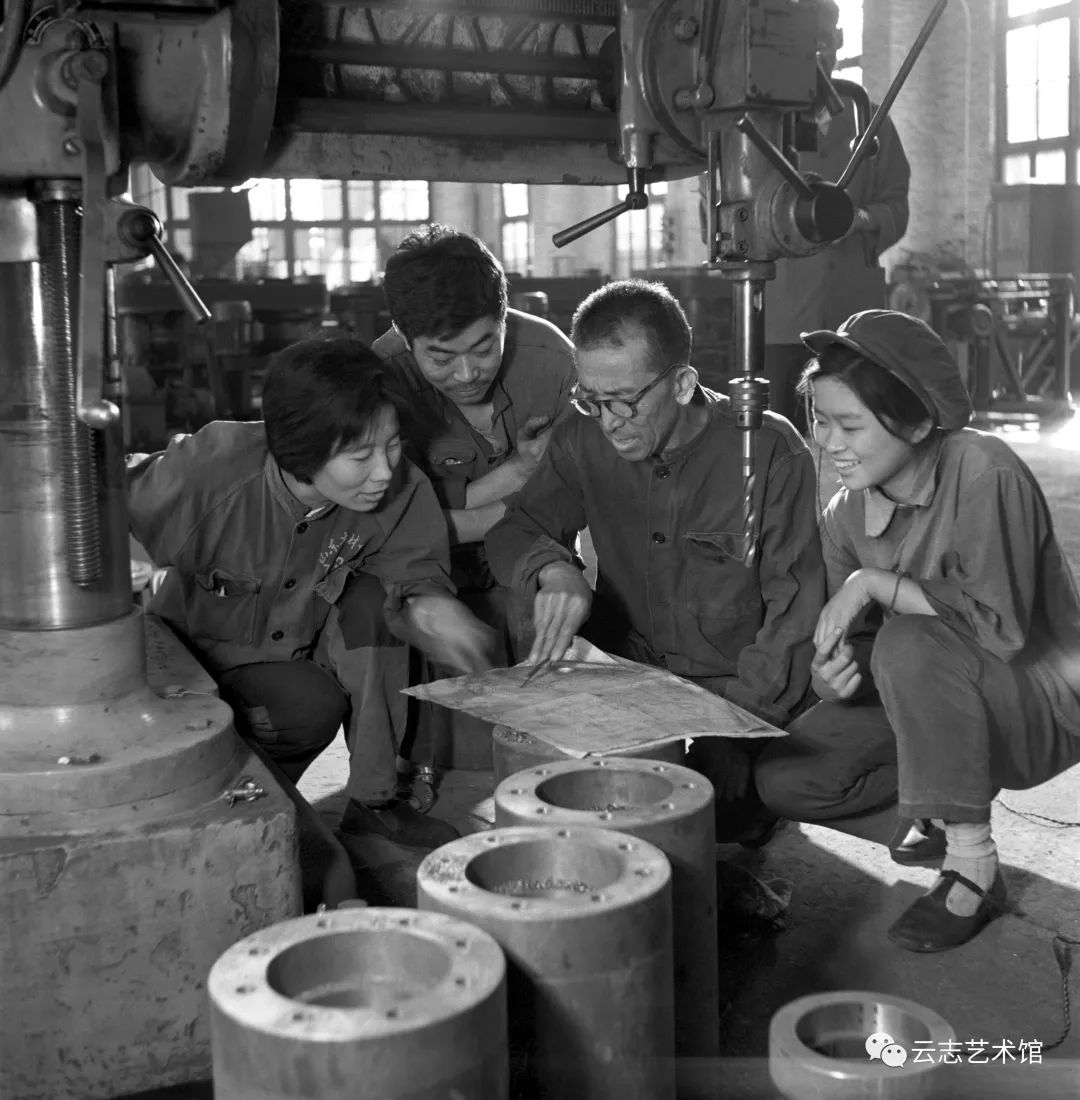hk_c_4、1980年8月，濟南市機械系統的技術標兵在向青年工人傳授經驗。.jpg