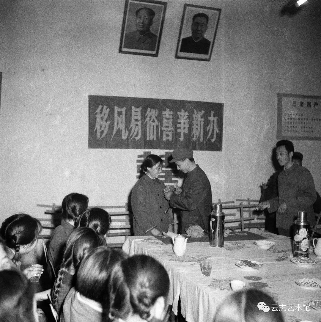 hk_c_12、喜事新辦。1977年，濟南第八機床廠青年工人在車間會議室舉辦簡易婚禮。.jpg