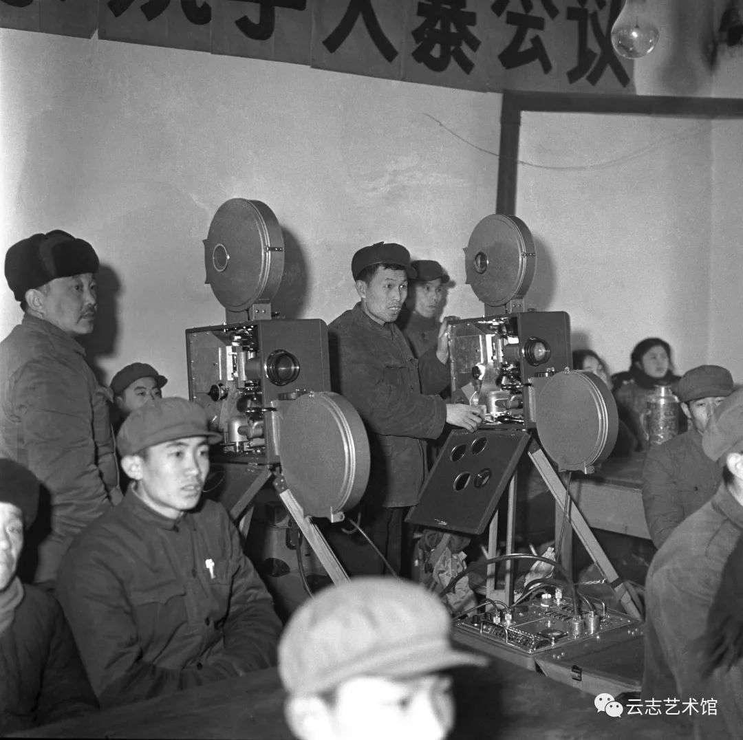 hk_c_15、1974年，濟南第八機床廠的工會俱樂部幹部下鄉為高唐知青放電影。.jpg