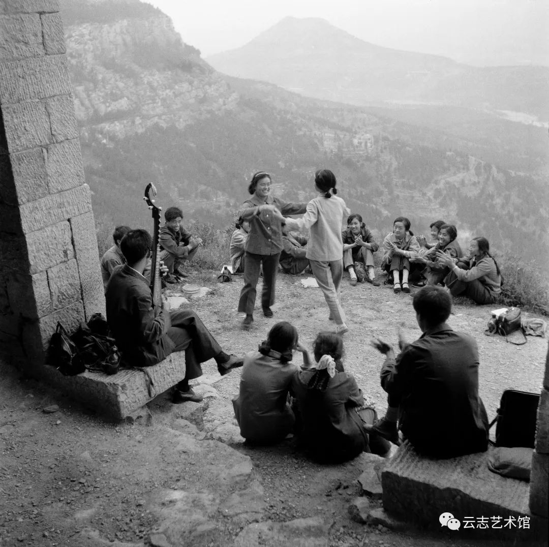 hk_c_18、1980年9月26日，濟南第八機床廠的青年團員在南部山區“大佛頭”的團日活動。.jpg